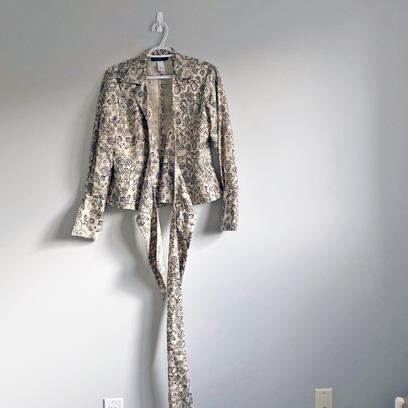 Jones New York wraparound Silk blouse, black and beige, long sleeve, size 10P - Picture 14 of 16